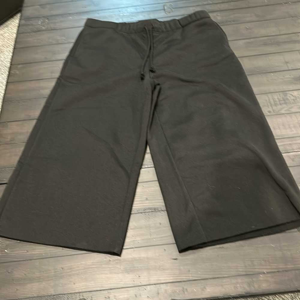 Brand new White Birch Boutique brand cropped black elastic waist and tie capri